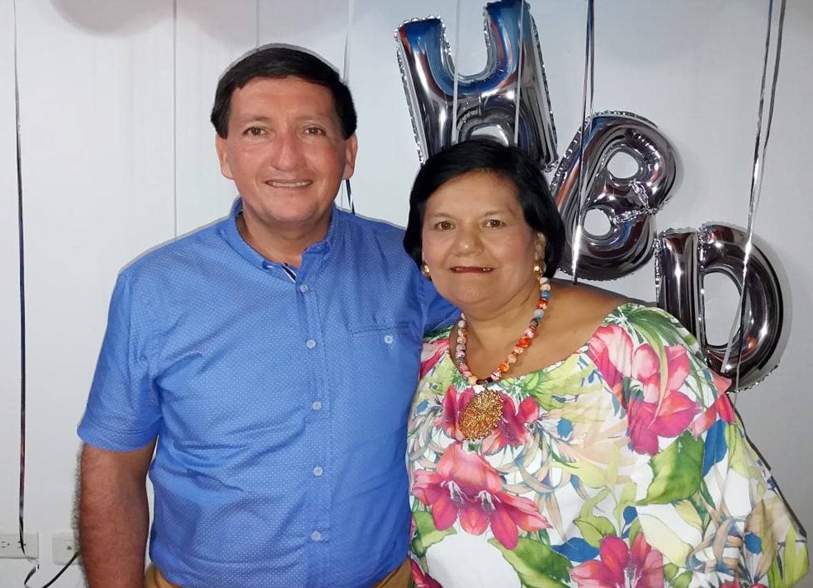 El cumpleañero Libardo Cerón y su esposa Rosalba Endo.